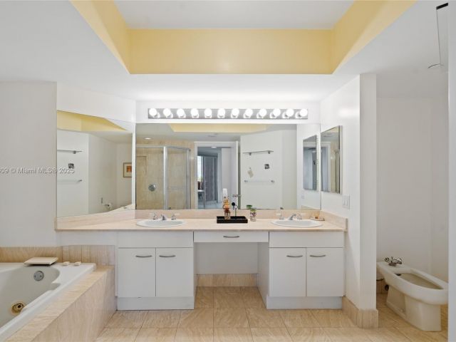 Продажа квартиры #707 - фото 6106115