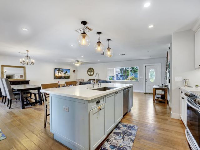 Продажа дома по адресу 1260 SW 17th Street - фото 6216390