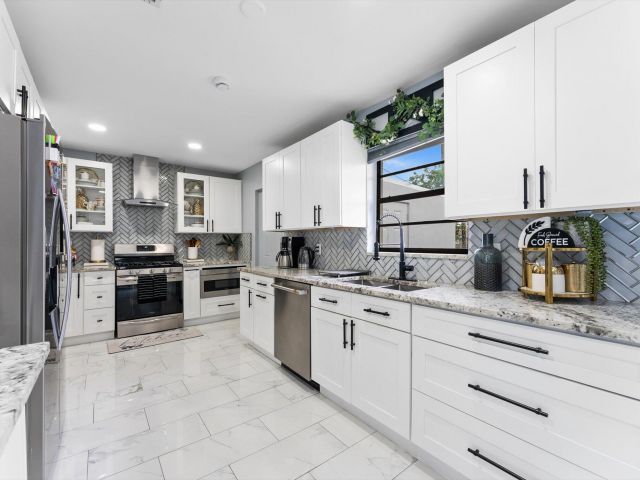 Продажа дома по адресу 4501 N Australian Avenue - фото 6115952