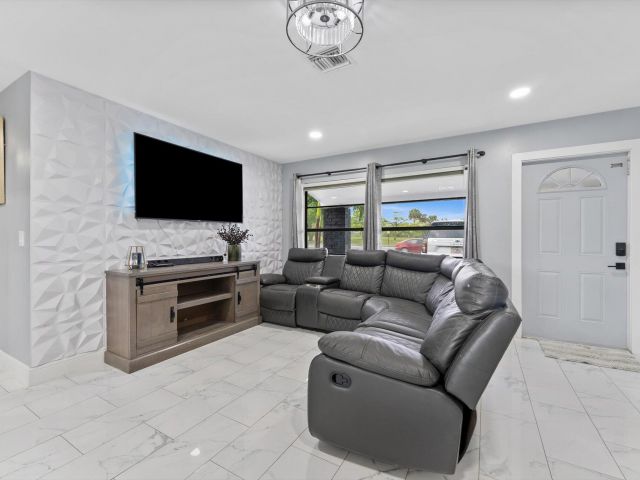 Продажа дома по адресу 4501 N Australian Avenue - фото 6115954