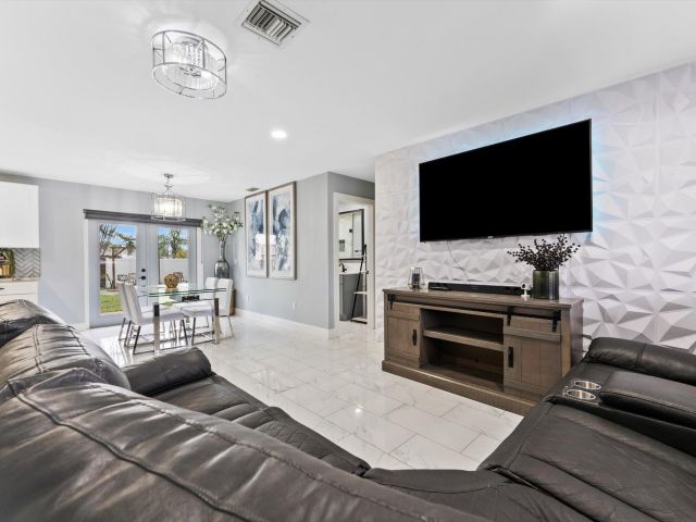 Продажа дома по адресу 4501 N Australian Avenue - фото 6115956