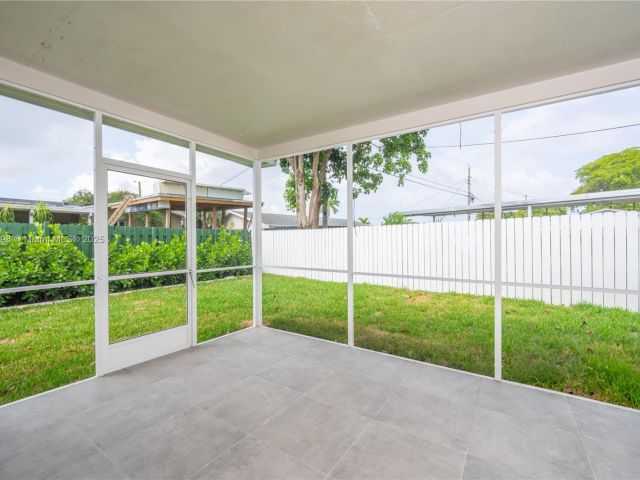 Продажа дома по адресу 6640 SW 7 ST. - фото 6154666