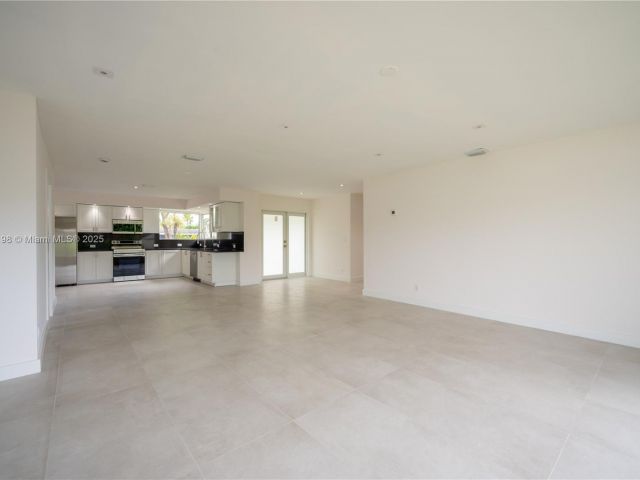 Продажа дома по адресу 6640 SW 7 ST. - фото 6154668