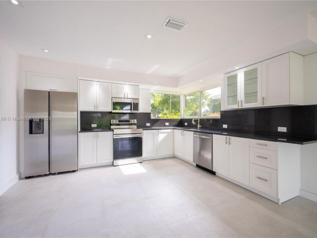 Продажа дома по адресу 6640 SW 7 ST. - фото 6154669