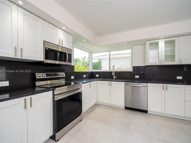 Продажа дома по адресу 6640 SW 7 ST. - фото 6154671