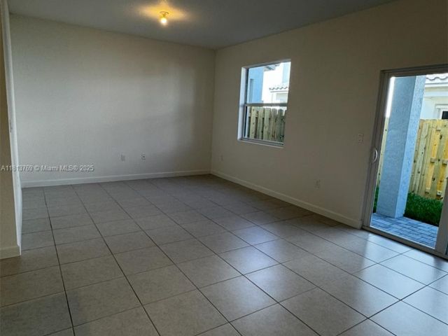 Дом в аренду по адресу 136 SW 184 WAY 136 - фото 6104920