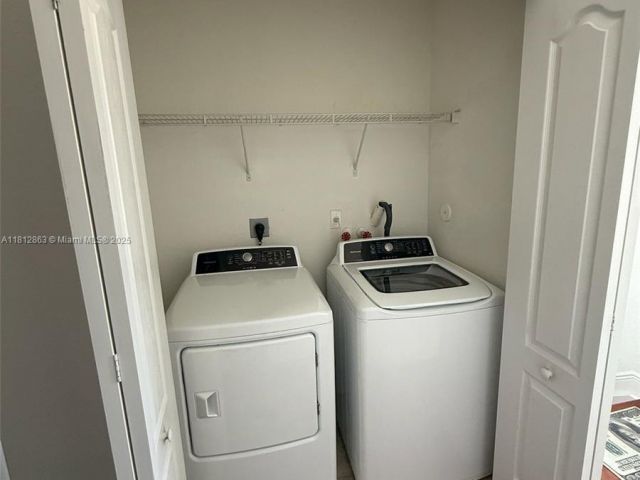 Дом в аренду по адресу 2342 SE 10th St - фото 6109496