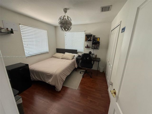 Дом в аренду по адресу 2342 SE 10th St - фото 6109498