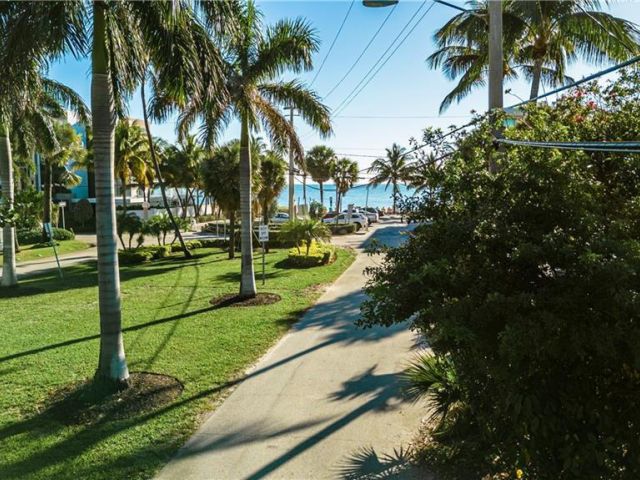 Продажа дома по адресу 3512 NE 27th Street - фото 6113919