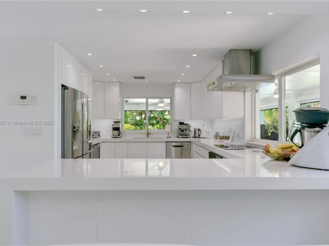 Продажа дома по адресу 6681 SW 155th Ave - фото 6109105