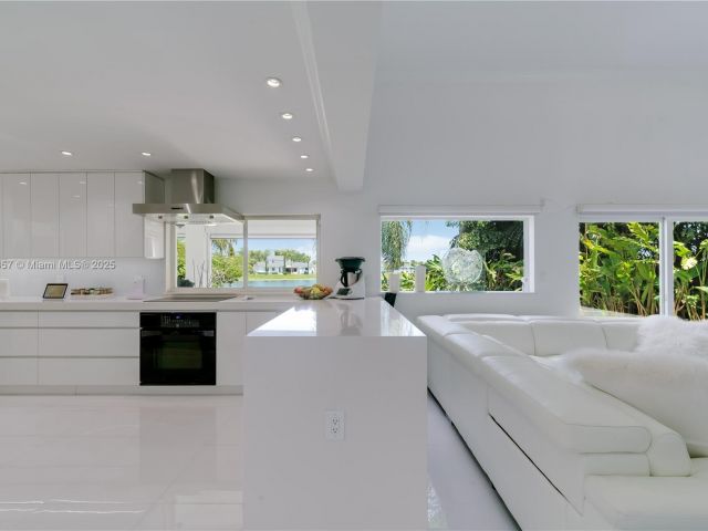 Продажа дома по адресу 6681 SW 155th Ave - фото 6109106