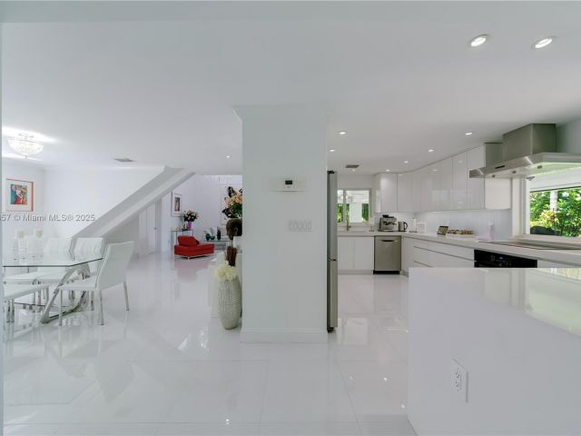 Продажа дома по адресу 6681 SW 155th Ave - фото 6109107