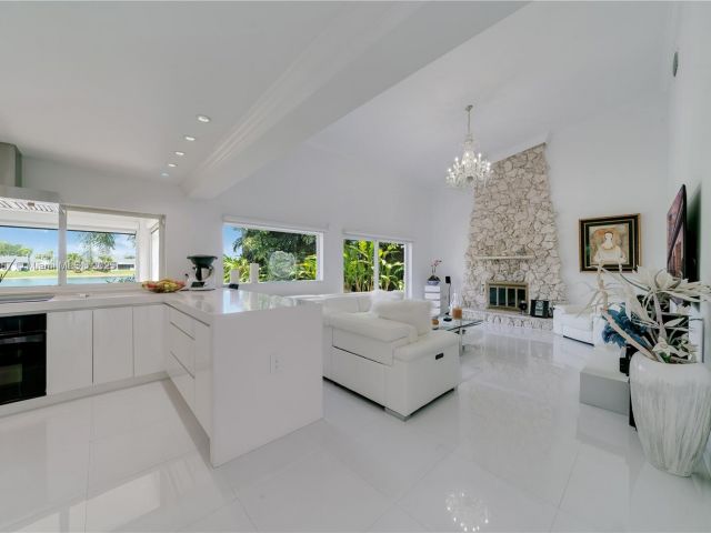 Продажа дома по адресу 6681 SW 155th Ave - фото 6109108