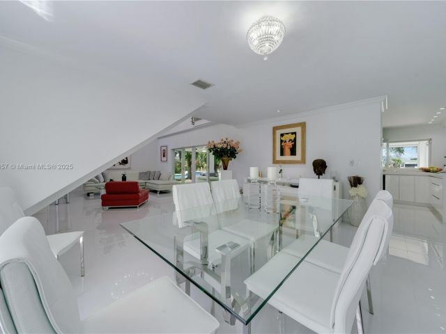 Продажа дома по адресу 6681 SW 155th Ave - фото 6109110