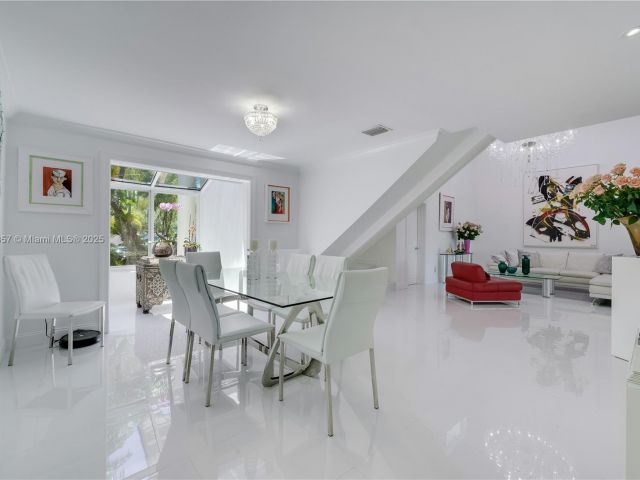 Продажа дома по адресу 6681 SW 155th Ave - фото 6109112