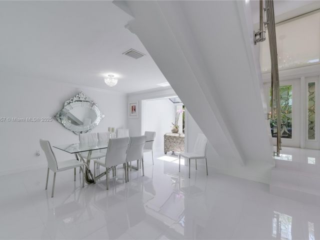 Продажа дома по адресу 6681 SW 155th Ave - фото 6109113