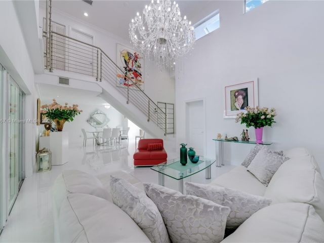 Продажа дома по адресу 6681 SW 155th Ave - фото 6109114