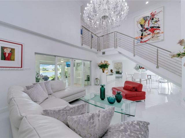 Продажа дома по адресу 6681 SW 155th Ave - фото 6109115