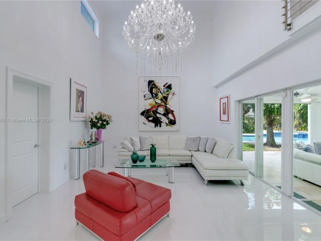 Продажа дома по адресу 6681 SW 155th Ave - фото 6109116