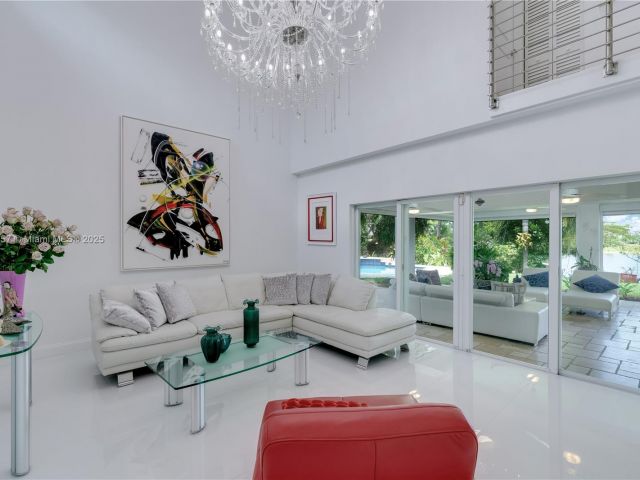 Продажа дома по адресу 6681 SW 155th Ave - фото 6109117