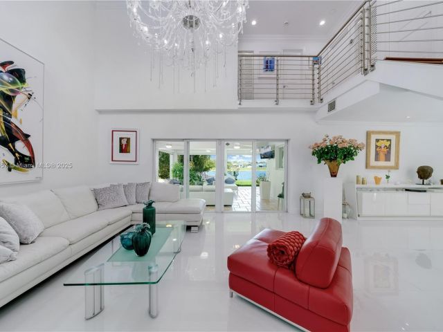 Продажа дома по адресу 6681 SW 155th Ave - фото 6109118