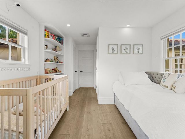 Продажа дома по адресу 3747 Royal Palm Ave - фото 6109563