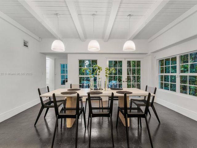 Продажа дома по адресу 3747 Royal Palm Ave - фото 6109568