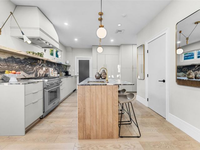 Продажа дома по адресу 3747 Royal Palm Ave - фото 6109571