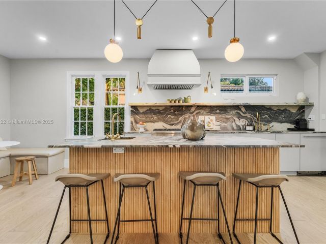 Продажа дома по адресу 3747 Royal Palm Ave - фото 6109572