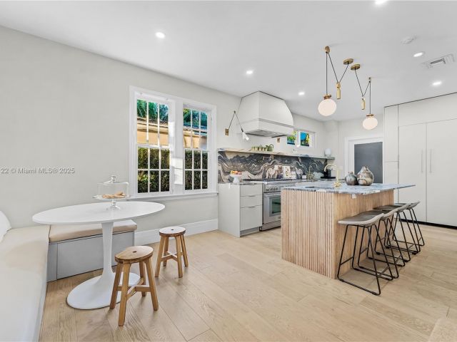 Продажа дома по адресу 3747 Royal Palm Ave - фото 6109573