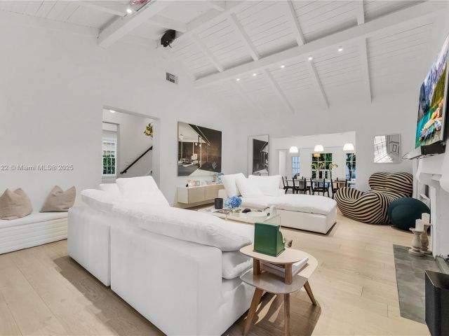 Продажа дома по адресу 3747 Royal Palm Ave - фото 6109576