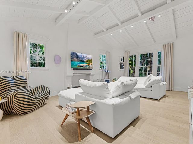 Продажа дома по адресу 3747 Royal Palm Ave - фото 6109577