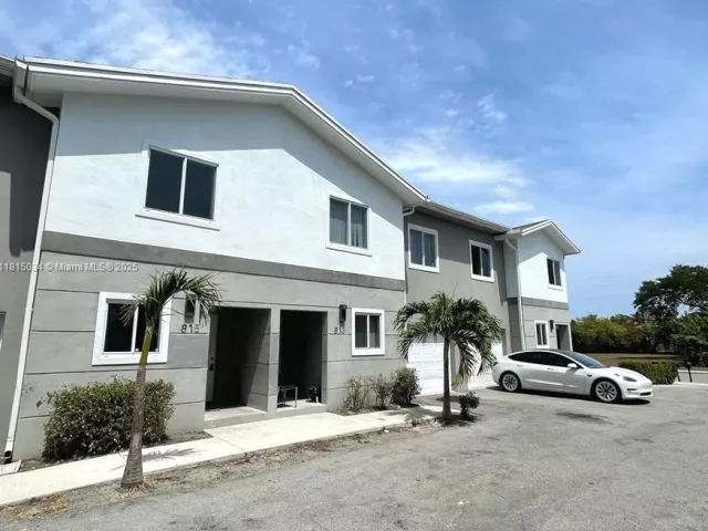 Продажа дома по адресу 815 NW 3rd Ave - фото 6110368