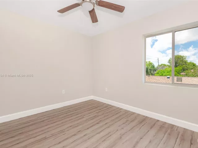 Продажа дома по адресу 815 NW 3rd Ave - фото 6171573