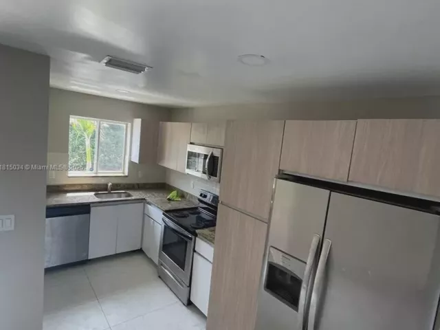 Продажа дома по адресу 815 NW 3rd Ave - фото 6110367