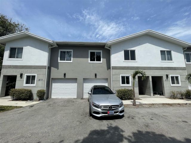 Продажа дома по адресу 815 NW 3rd Ave - фото 6110370