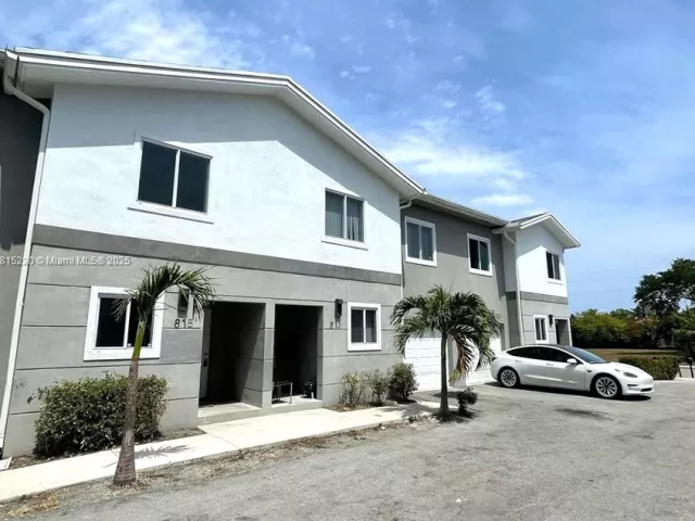 Продажа дома по адресу 813 NW 3rd Ave - фото 6110356