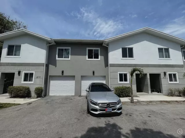 Продажа дома по адресу 813 NW 3rd Ave - фото 6110358