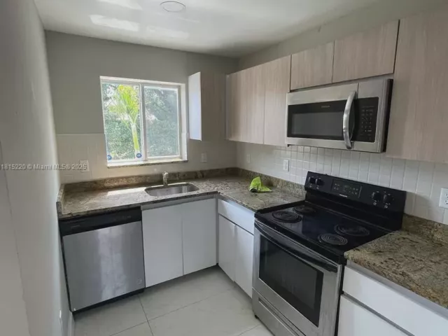Продажа дома по адресу 813 NW 3rd Ave - фото 6110354