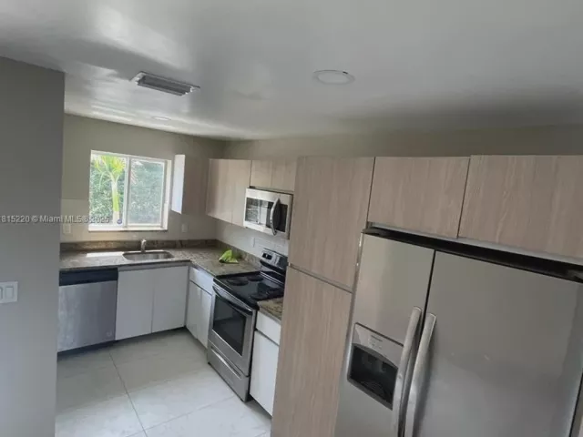 Продажа дома по адресу 813 NW 3rd Ave - фото 6110355