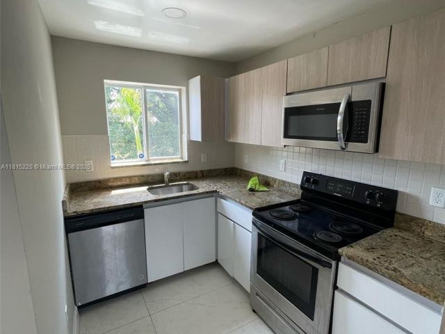 Продажа дома по адресу 813 NW 3rd Ave - фото 6110354