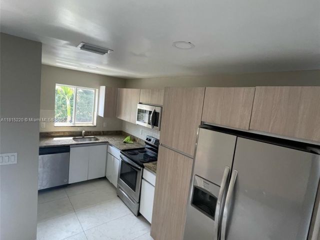Продажа дома по адресу 813 NW 3rd Ave - фото 6110355