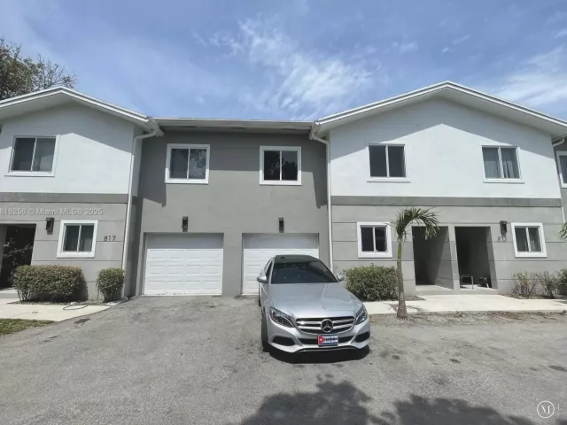 Продажа дома по адресу 811 NW 3rd Ave - фото 6110346