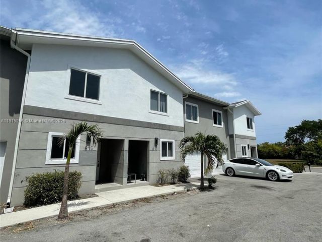 Продажа дома по адресу 811 NW 3rd Ave - фото 6110344