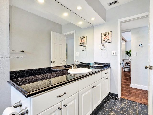 Продажа дома по адресу 1245 Wiley St - фото 6110938