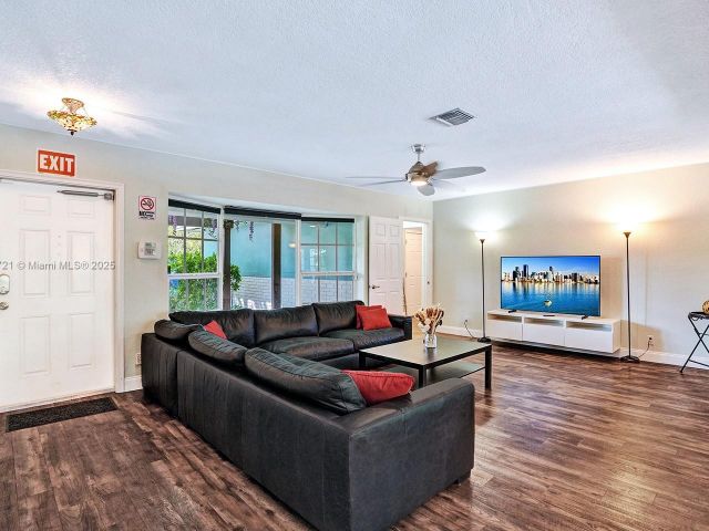 Продажа дома по адресу 1245 Wiley St - фото 6110949