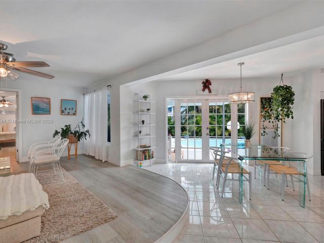 Продажа дома по адресу 2700 SW 34th Ave - фото 6110371