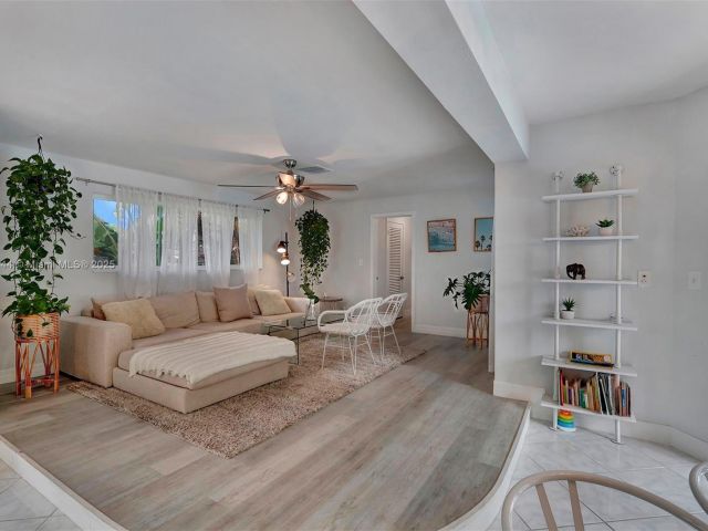 Продажа дома по адресу 2700 SW 34th Ave - фото 6110372