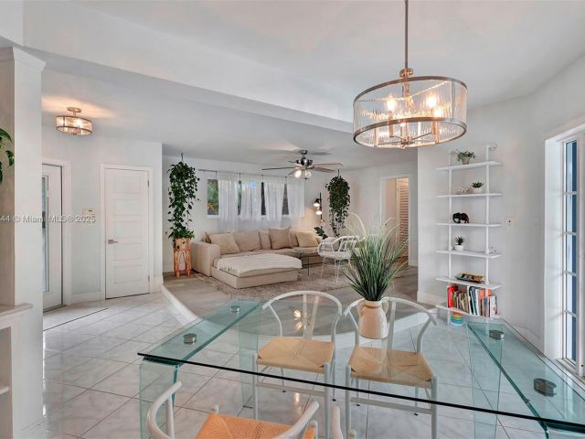 Продажа дома по адресу 2700 SW 34th Ave - фото 6110373