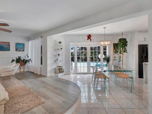 Продажа дома по адресу 2700 SW 34th Ave - фото 6110376